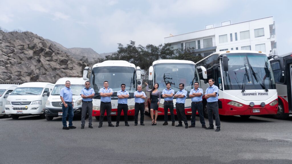 Ofrecemos servicios de transporte de personal diario en Lima, garantizando llegadas puntuales y viajes cómodos para tus empleados. ¡Optimiza su movilidad laboral con nosotros!